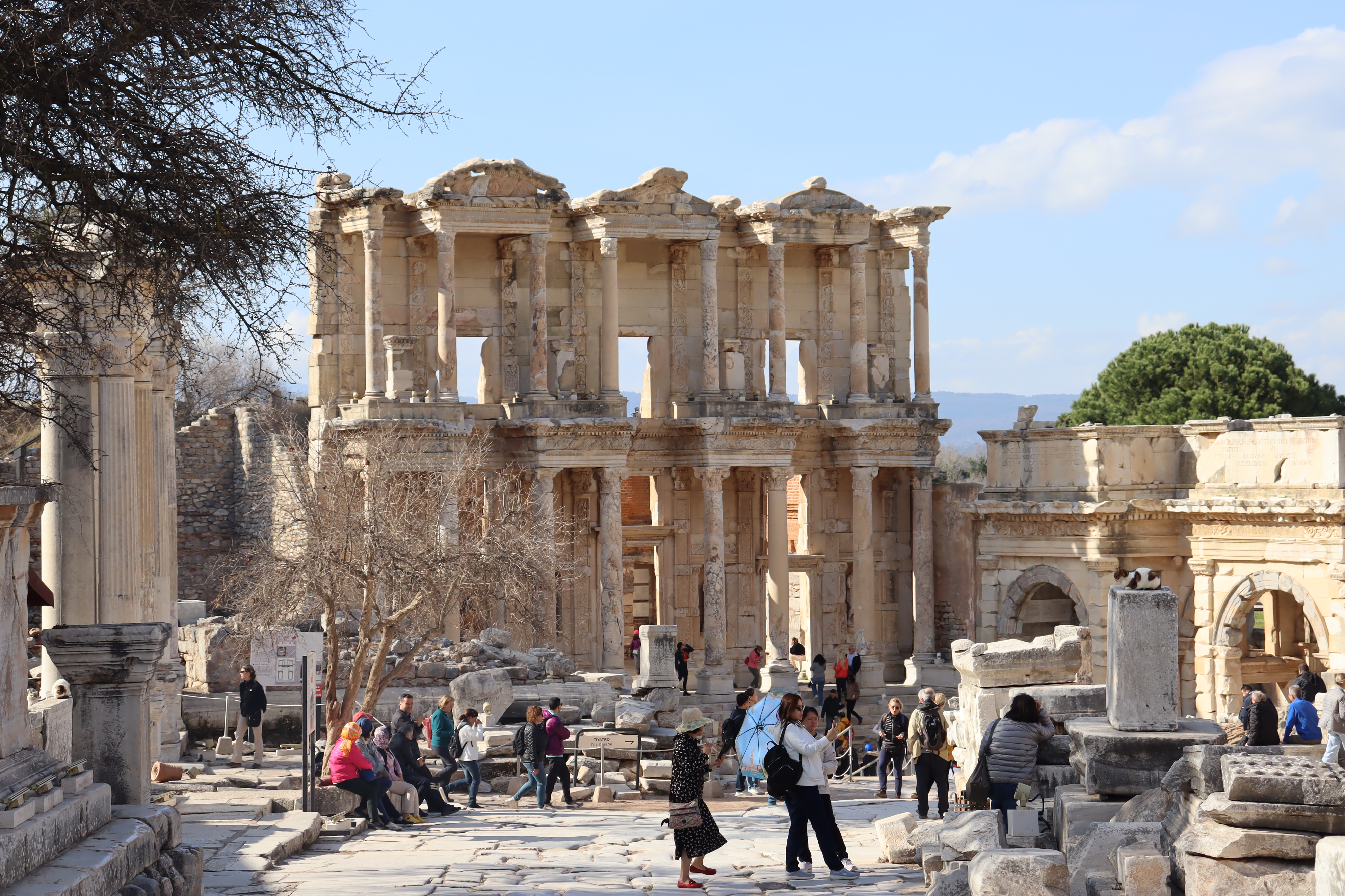 写真を表示 Efes Arkeolojik Alanıの地図 外観を見る Ephesus Archaeological Site